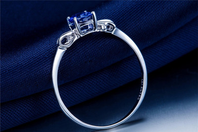 定制专属璀璨 佐卡伊珠宝白18K金蓝宝石钻石戒指赏析